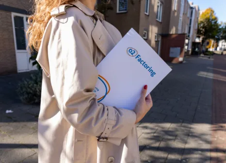 Vrouw met een map van o2Factoring